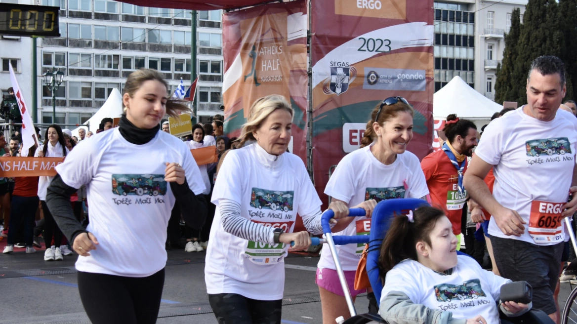 H Μαρέβα Μητσοτάκη έτρεξε με την ομάδα «Τρέξε Μαζί Μου» στον Ημιμαραθώνιο της Αθήνας